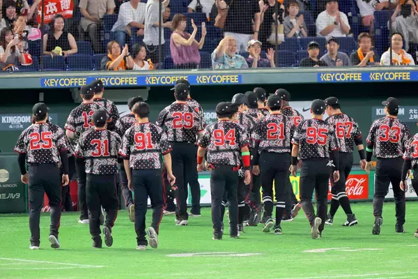 【巨人】スゴイ試合…０－８の６回に６者連続安打など一挙７得点の猛反撃！　惜敗で首位陥落も石塚裕惺の１イニング２安打に光明…竹丸プロ最短＆ワースト３回８失点ＫＯが大誤算