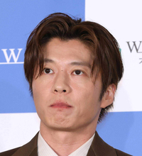 「奥様もご一緒だったんですね」「めちゃ可愛い笑顔」田中圭が楽屋の前で「嬉しそう」「素敵な写真」「ハグする圭さん」豊ノ島が投稿