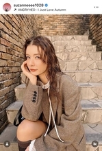 「ブラウンの日」スザンヌ、“美脚”際立つ秋の装い「秋色お洒落」「Ｎｉｃｅコーデ」「笑顔を運んでくれる美人」