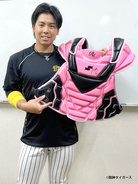 【阪神】梅野隆太郎らが「母の日」使用のピンクグッズオークション２０日正午より　ひとり親家庭の支援へ