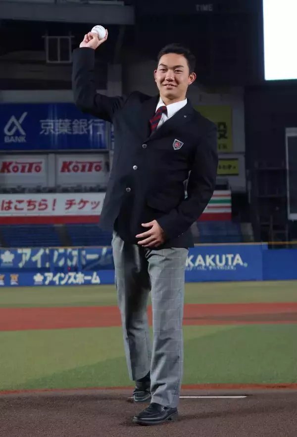 【ロッテ】新人１０選手がＺＯＺＯマリンを見学　ドラ１右腕・石垣元気「実際に見るとデカい」