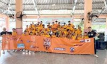 Ｊ１清水がタイで児童にサッカークリニック…ＤＦ住吉、ＦＷ高橋利、元日本代表・伊東輝悦さんが参加