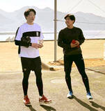 「【広島】トミー・ジョン手術のドラ７高木快大、過去４度右肘手術の大瀬良に“密着取材”」の画像1