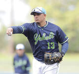 「【ヤクルト】オスナがまた早出特守　気温１２度の沖縄でフード付きパーカ着たまま　４日には“球団史上初”実施」の画像1