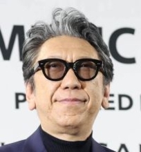 「いつもと違う」布袋寅泰、シックなベージュスーツ姿にくぎ付け！「ダンディ」「宇宙一のロックンローラー」「息を呑む」