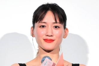 綾瀬はるか、学生時代の交通事故告白にスタジオ騒然「ぶつかってボンネットに乗っかって１０メートルくらい飛ばされた」…「世界まる見え！」