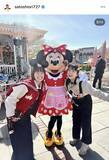 「「か、可愛すぎる…」佐藤栞里、海外ディズニーオフショの破壊力にファン虜！「ないはずの思い出が」「笑顔が最高」」の画像1