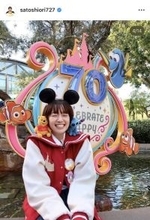 「か、可愛すぎる…」佐藤栞里、海外ディズニーオフショの破壊力にファン虜！「ないはずの思い出が」「笑顔が最高」