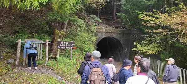 大井川鉄道の「山本豊福」名物広報が案内する「長島ダム見学とミステリートンネル歩き」開催…７～９月に計８日間　大井川流域を歩き涼を取る