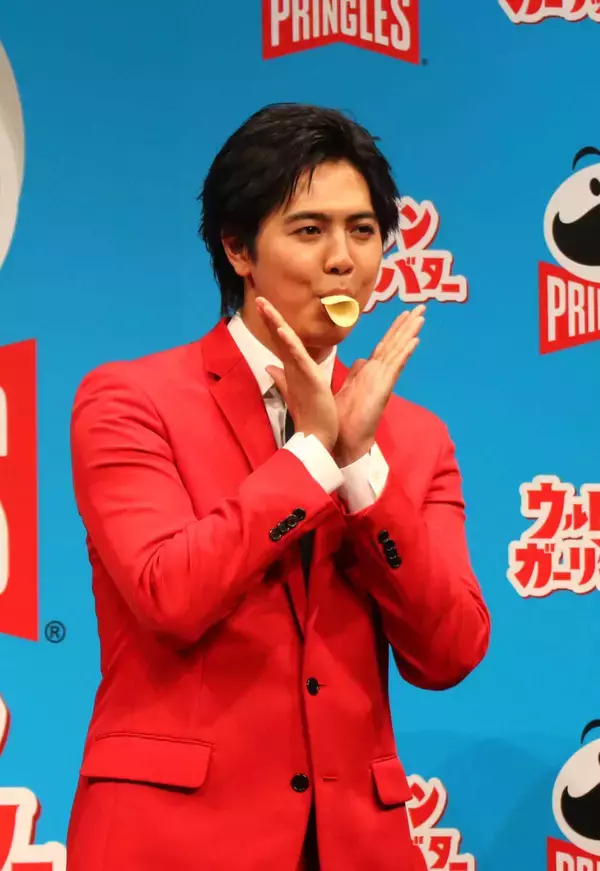 片寄涼太「童心にかえって興奮しちゃう」　幼少期の憧れウルトラマンとポーズ