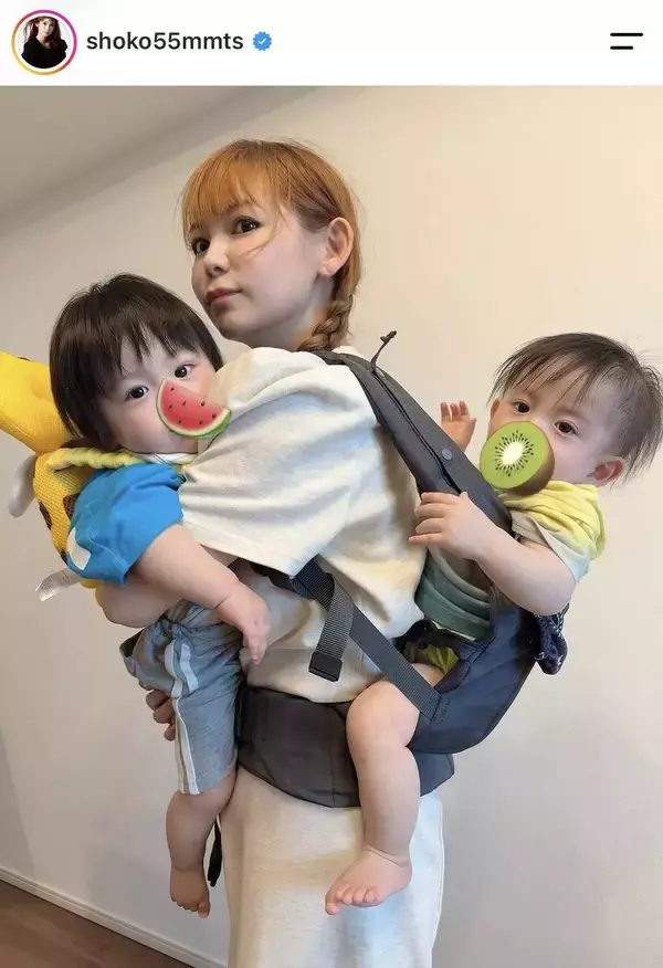 双子を「おんぶにだっこ！」中川翔子の子育てショットに「筋肉付きそう」「体力が...」「ママは大変」