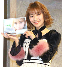 浅川梨奈　自身５作目のカレンダーで猫愛爆発　来年は全ページコスプレに挑戦？