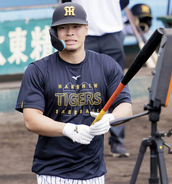 【阪神】昨季死球０の佐藤輝明がフリー打撃でデッドボール受け球場騒然…大の字で寝転ぶも大丈夫ポーズ