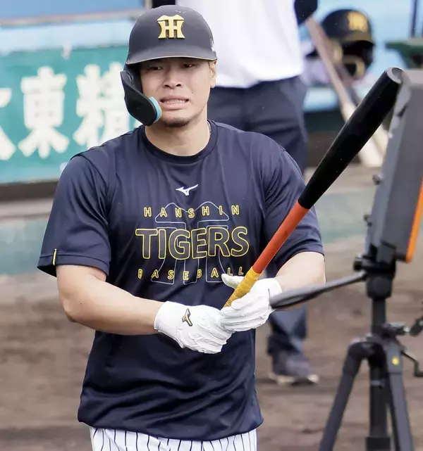 【阪神】昨季死球０の佐藤輝明がフリー打撃でデッドボール受け球場騒然…大の字で寝転ぶも大丈夫ポーズ