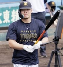 【阪神】昨季死球０の佐藤輝明がフリー打撃でデッドボール受け球場騒然…大の字で寝転ぶも大丈夫ポーズ