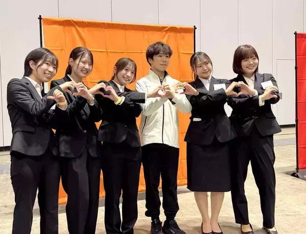 フィギュアスケートの佐藤駿、エームサービス入社式で約５００人と記念撮影　３つのブースを小走り移動の神対応「ちょっと圧を感じたけど（笑）、楽しかった」