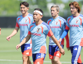 【Ｗ杯】長友佑都、特注“日の丸ヘアバンド”で全体練習「人生で初めて付けた」日本から持参　好感触で試合でも導入示唆