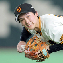 【巨人】浦田俊輔が追加点を許さない好プレー　二遊間の当たりをダイビングキャッチ