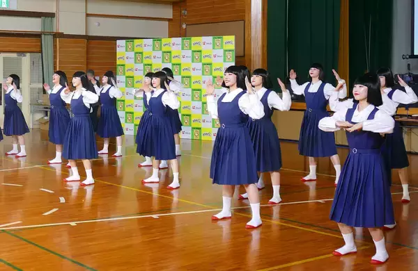 謎の制服おかっぱ軍団「アバンギャルディ」がイベントで「おまめサンバ」を初披露…豆つかみゲームでは小学生に完敗
