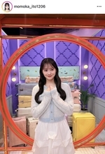 ＡＫＢ４８・伊藤百花、水色ニット×ホワイトスカートの衣装ショットがステキ！「国宝級ですね」「とっても綺麗」