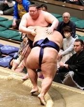 体重２０６キロの新十両・一意が初白星　剣翔との“２００キロ超対決”制す