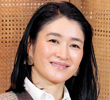 小雪「メイクは必ずオフ、髪はアップスタイル多め」大人な私服姿「す、すてきです」女優・上白石萌歌が反応