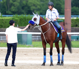 【宝塚記念】武豊騎手が出待ち＆鼻面ナデナデ！メイショウタバルが豪快にラスト１０秒９　石橋調教師「抜群の動き」