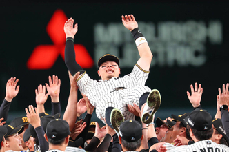 【阪神】佐藤輝明、球団初の２年連続２０度目の勝利打点　優勝セレモニーで藤川監督の後に胴上げで３度宙に舞う「初めてでした。いやあ、良かったですよ」３冠王もほぼ手中