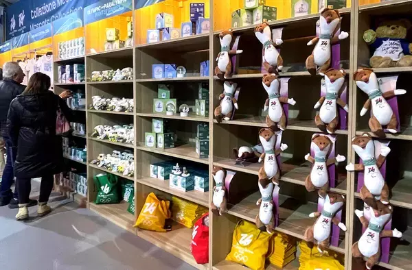 ティナもミロも大人気！ミラノ五輪公式マスコットのぬいぐるみ、完売するストアも…現地発、担当記者の日記