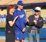 「佐々木朗希がスーパースターと交流！　「ＢＩＧ　ＢＡＮＧ」襲来、ガッチリ握手＆サインプレゼント…フォロワー数は大谷翔平の約２・３倍？！」の画像1