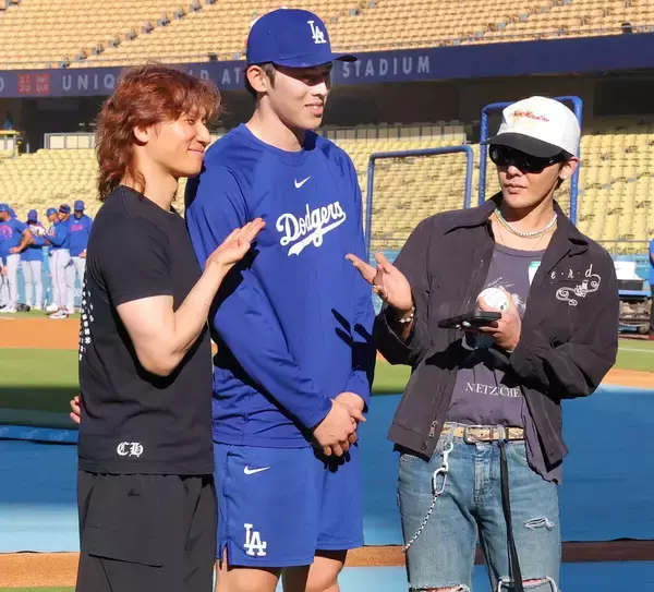 佐々木朗希がスーパースターと交流！　「ＢＩＧ　ＢＡＮＧ」襲来、ガッチリ握手＆サインプレゼント…フォロワー数は大谷翔平の約２・３倍？！