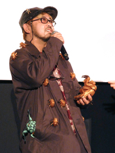 虫の苦手な人が見たら卒倒？　ホラー映画の巨匠・清水崇監督が、全身セミだらけで登壇した理由