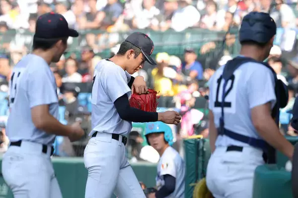 【甲子園】横浜・織田翔希が４試合ぶり失点から炎上　３ラン被弾で２回１／３ＫＯ　早期降板に観衆騒然