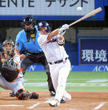 「【ヤクルト】山田哲人が復帰３戦５打席目でようやく今季初安打　スタンドからは大歓声」の画像1