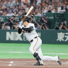 【巨人】平山功太がＣＳ初打席で初ヒット！　気迫のヘッスラ「狙った球と狙ったところに来た球は全部」