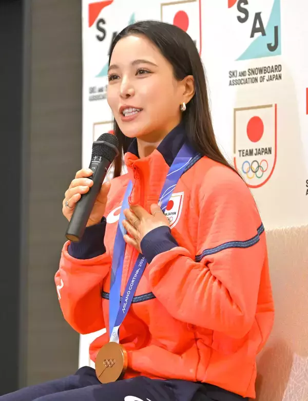 【五輪】高梨沙羅「点と点が線につながった五輪」　ジャンプの繊細さ、仲間への感謝を語る…メダリスト帰国会見