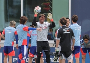 【Ｗ杯】守護神・鈴木彩艶が少年の心もキャッチ　「ザイオン選手大好き」ボードの持ち主「ザイオンくん」に神対応　記念撮影とサインに応じる