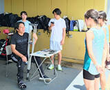 「右足首を骨折した青学大の原晋監督が約１か月ぶりに現場復帰　「コーチ、主将、主務を中心にチームは順調です」」の画像1