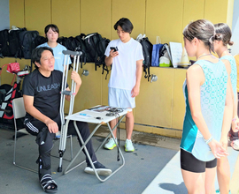 右足首を骨折した青学大の原晋監督が約１か月ぶりに現場復帰　「コーチ、主将、主務を中心にチームは順調です」