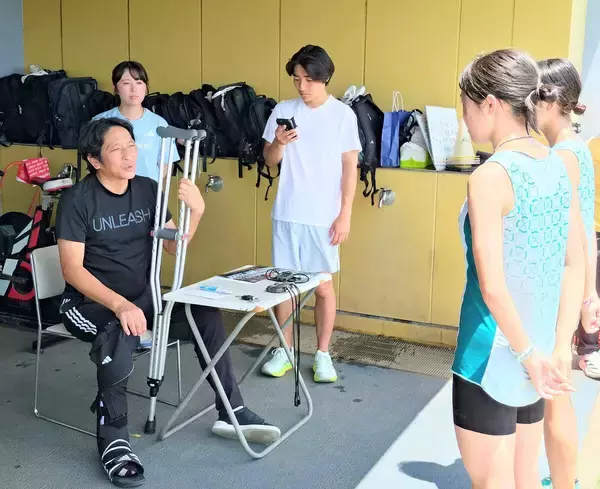 右足首を骨折した青学大の原晋監督が約１か月ぶりに現場復帰　「コーチ、主将、主務を中心にチームは順調です」