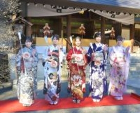 乃木坂４６、今年はうま年にかけて「パカラッパカラッ世代」　新成人メンバー５人が乃木神社で恒例の成人式