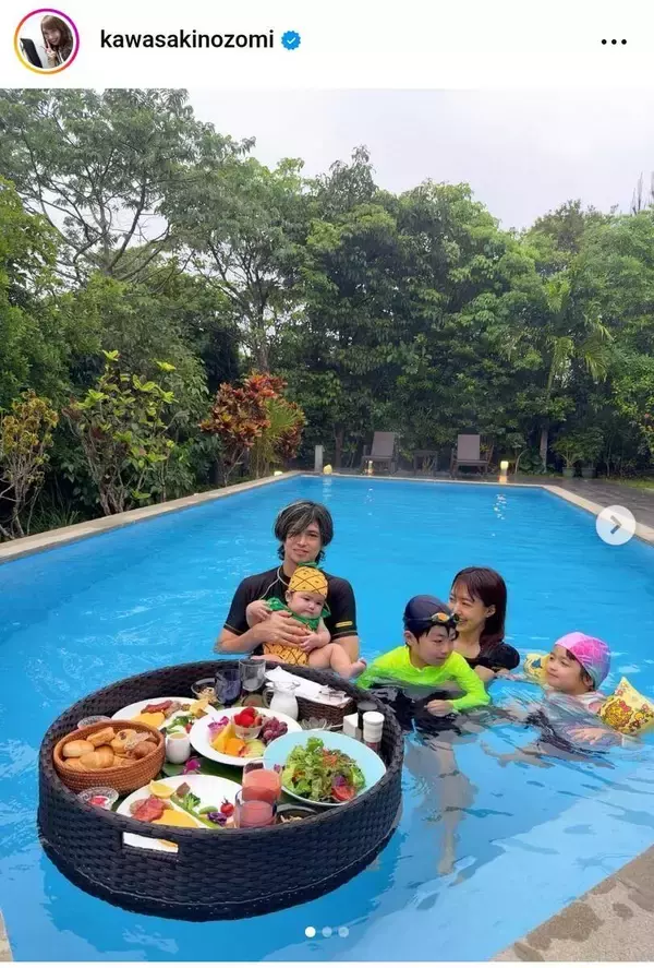 川崎希＆アレク、プールに浮かぶ豪華な食事を堪能！人生２回目、家族５人では初体験「出来て嬉しいな」