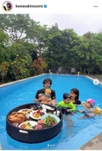 川崎希＆アレク、プールに浮かぶ豪華な食事を堪能！人生２回目、家族５人では初体験「出来て嬉しいな」