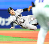 「【巨人】浦田俊輔が超絶アクロバチック守備　前進捕球→倒れこみながら送球」の画像1