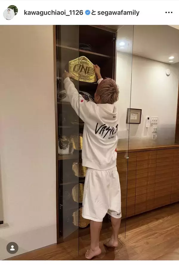 川口葵、引退試合で圧巻ＴＫＯの夫・武尊が「ずっと空けていた」棚へベルトを飾る姿を公開！「泣ける」「背中が誇らしい」