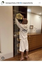 川口葵、引退試合で圧巻ＴＫＯの夫・武尊が「ずっと空けていた」棚へベルトを飾る姿を公開！「泣ける」「背中が誇らしい」