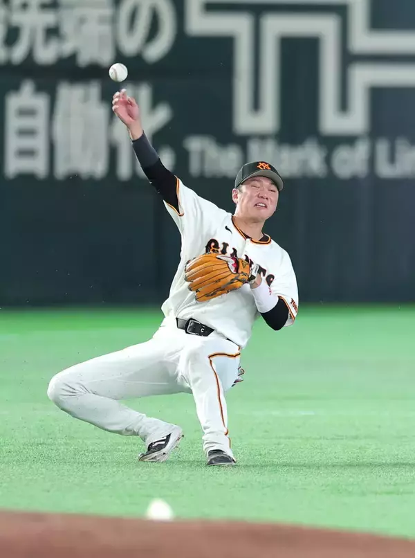 【巨人】坂本勇人が好守２連発！座ったまま反転送球→２０秒後に痛烈な打球を好捕　東京Ｄは大歓声