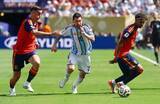 「【Ｗ杯】前半は両者譲らず０―０で折り返し　スペインが押し込む展開もアルゼンチンがしのぐ」の画像1
