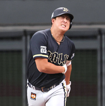 【オリックス】ラオウ杉本裕太郎が左脇腹付近に死球…苦悶（くもん）の表情も自らボールを拾い上げる