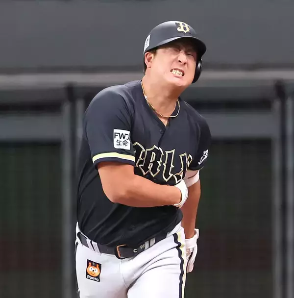 【オリックス】ラオウ杉本裕太郎が左脇腹付近に死球…苦悶（くもん）の表情も自らボールを拾い上げる